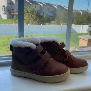 Gently used UGG Rennon II. Chestnut. Size 9 toddler boys.